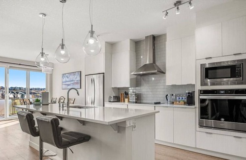 Sage Hill House | Free Banff Pass with California King & Indoor Fireplace