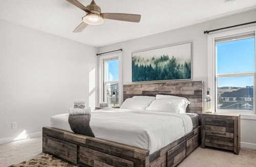 Sage Hill House | Free Banff Pass with California King & Indoor Fireplace