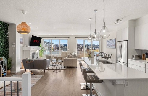 Sage Hill House | Free Banff Pass with California King & Indoor Fireplace