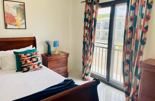 Discovery Bay House | Free Beach&Pool Access -Vaes Luxury Escape