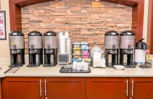Aldine Apartment | Free Breakfast Buffet + Outdoor Pool | Modern Suite