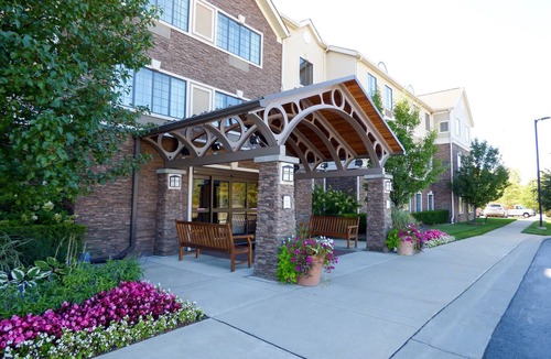 Novi Apartment | Free Breakfast Buffet. Pool, Hot Tub & Gym Access!