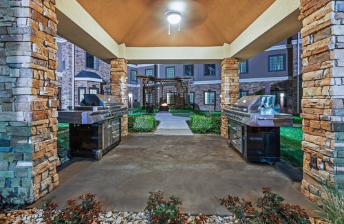 Amarillo Apartment | Free Breakfast Buffet. Pool & Hot Tub Access. Flatscreen TV.