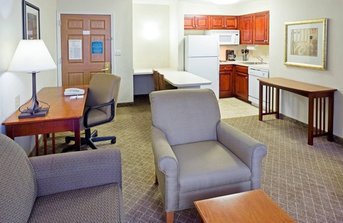 Cranbury Condo | Free Breakfast Buffet. Outdoor Pool. Great for Groups + Only 30 Min from Six Flags!