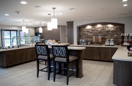 Auburn Hills Apartment | Free Breakfast. Indoor Pool + Gym. Near Great Lakes Crossing Outlets.