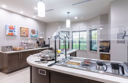 Lake Jackson Condo | Free Breakfast. Outdoor Pool. Great for Small Groups!