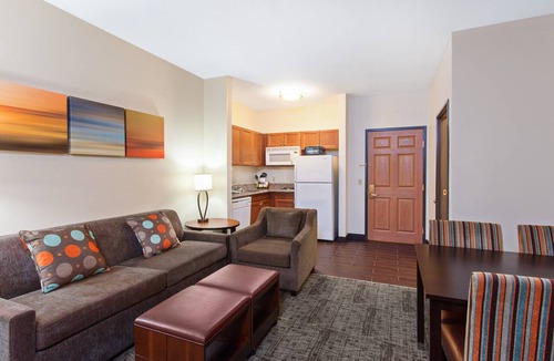 Lake Forest Condo | Free Breakfast. Outdoor Pool & Hot Tub. Only 30 Min to Disney!