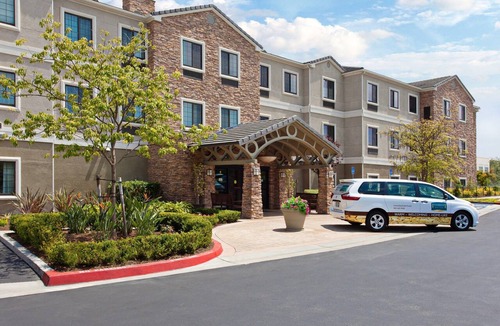 Lake Forest Condo | Free Breakfast. Outdoor Pool & Hot Tub. Only 30 Min to Disney!