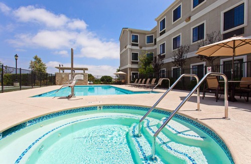 Lake Forest Condo | Free Breakfast. Outdoor Pool & Hot Tub. Only 30 Min to Disney!