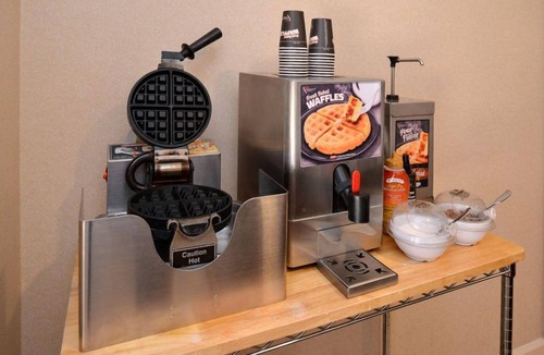 Plainfield Condo | Free Breakfast + Outdoor Pool + Hot Tub | 24 Hour Business Center