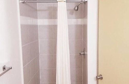 Williams House | FREE Breakfast & Parking, 4 Comfortable Units Near Cataract Lake County Park!