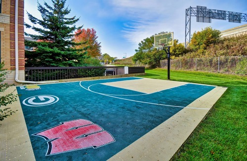 Middleton Condo | Free Breakfast. Pool and Hot Tub. Downtown Area