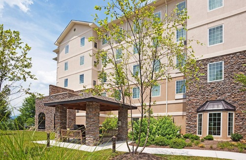 Oak Ridge Apartment | Free Breakfast. Pool & Gym. Near the University of Tennessee Arboretum!