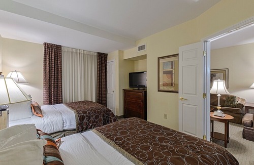 Oak Ridge Condo | Free Breakfast. Pool & Gym. Near the University of Tennessee Arboretum!