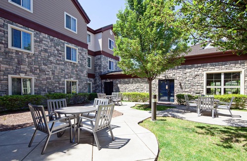 Fairfield Condo | Free Breakfast. Pool & Hot Tub. Close to Napa Valley Wine Country.