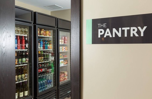 Corona Apartment | Free Breakfast. Pool & Hot Tub. Gym. Close to Amazon!