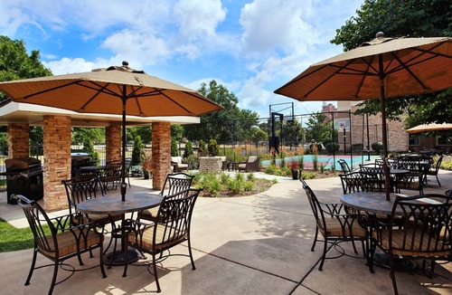 Peoria Condo | Free Breakfast. Pool & Hot Tub. Near St. Francis Medical Center!