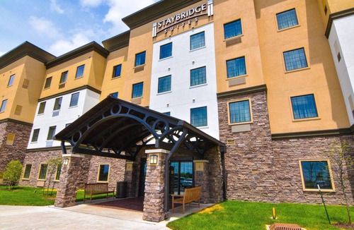Lafayette Condo | Free Breakfast. Pool. Only 5 Miles to Purdue University + Great for Groups!