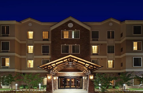 Lake Hamilton Apartment | Free Breakfast. Pool. Close to Hot Springs National Park + Local Businesses!