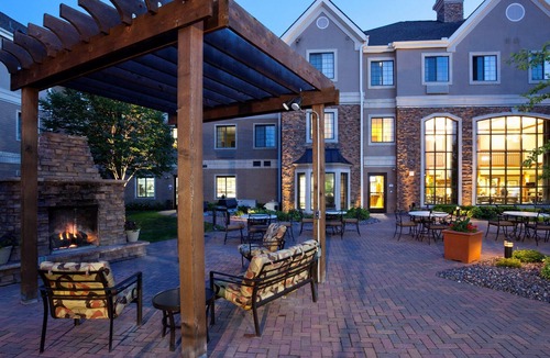 Maple Grove Condo | Free Breakfast. Pool & Hot Tub. Gym. Near Albertville Premium Outlets!