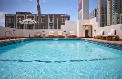 Downtown San Francisco Hotel | Free Breakfast Room, Heated Rooftop Pool Access Near AT&T Park