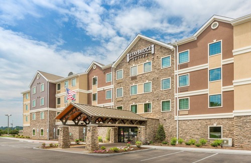 Canton Condo | Free Daily Breakfast, Shared Hot Tub + Pool | King Suite