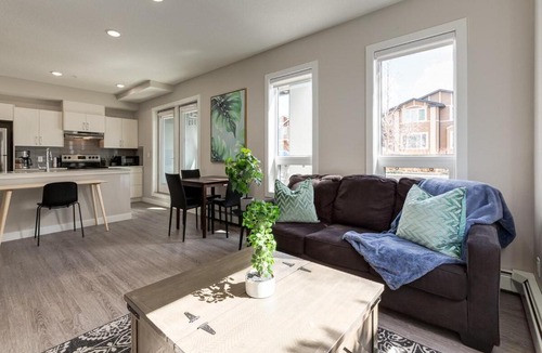 Shaganappi Apartment | Free Heated Parking, Close to DT, Pet Friendly