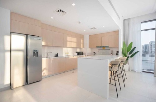 Dubai Apartment | Free housekeeping visits during your stay - StayShort - Peaceful 4-Bedroom, Bright Kitchen Space in Dubai Creek Harbour
