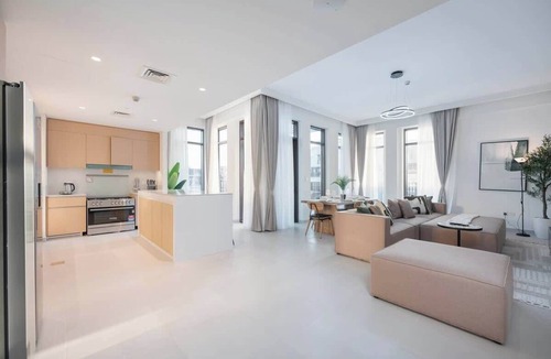 Dubai Apartment | Free housekeeping visits during your stay - StayShort - Peaceful 4-Bedroom, Bright Kitchen Space in Dubai Creek Harbour