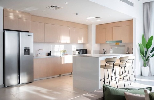 Dubai Apartment | Free housekeeping visits during your stay - StayShort - Peaceful 4-Bedroom, Bright Kitchen Space in Dubai Creek Harbour
