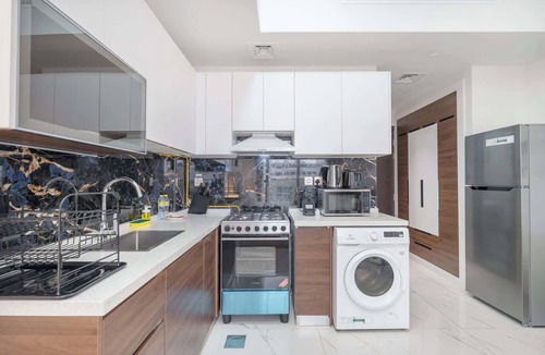 Al Barsha Apartment | Free housekeeping visits during your stay - StayShort - Magnificent Studio Living in Al Barsha South
