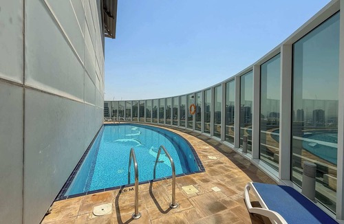 Barsha Heights Apartment | Free housekeeping visits during your stay - StayShort - Stylish Barsha Heights Retreat with Swimming Pool for 2