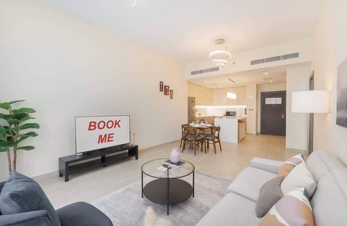 Al Barsha Apartment | Free housekeeping visits during your stay - StayShort - Al Barsha Sleeps 2 with Swimming Pool!