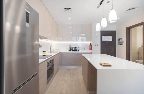 Al Barsha Apartment | Free housekeeping visits during your stay - StayShort - Al Barsha Sleeps 2 with Swimming Pool!