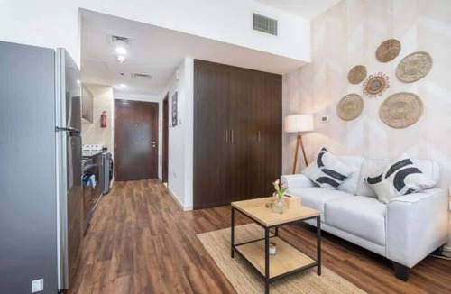 Dubai Sports City Apartment | Free housekeeping visits during your stay - StayShort - Calm Studio Apartment Right by the Golf Courses in Sports City