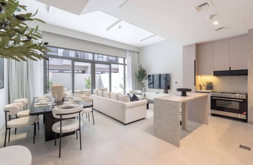 Dubai Villa | Free housekeeping visits during your stay - StayShort - Classy 4-Bedroom Villa With Spacious Balcony in Nad Al Sheba