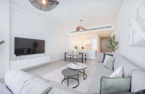 Al Safa Apartment | Free housekeeping visits during your stay - StayShort - Luxury 3BR Canal Front Apartment in a Prime Setting