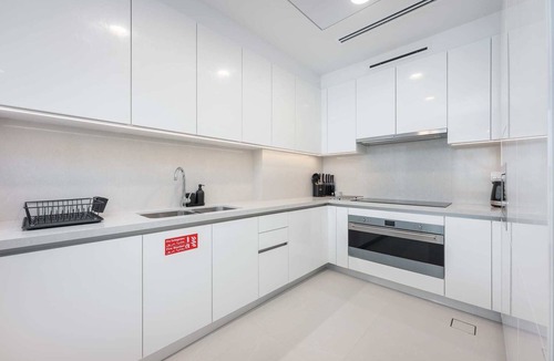 Al Safa Apartment | Free housekeeping visits during your stay - StayShort - Luxury 3BR Canal Front Apartment in a Prime Setting