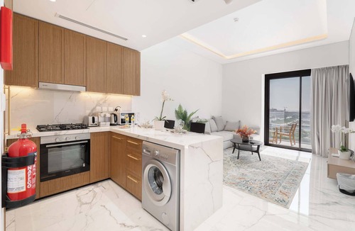 Nad Al Sheba Apartment | Free housekeeping visits during your stay - StayShort - Sophisticated Apartment in Meydan that Sleeps 4