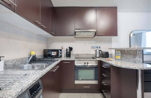 Bur Dubai Apartment | Free housekeeping visits during your stay - StayShort - Extravagant Studio in DIFC with Skyline Views!