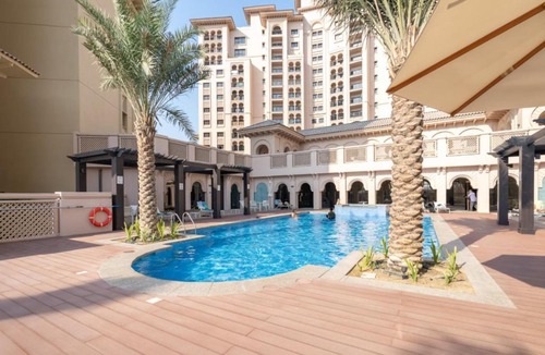 Dubai Apartment | Free housekeeping visits during your stay - StayShort - Stylish 1-Bedroom Retreat with Pool in Vibrant Jumeirah Golf Estates