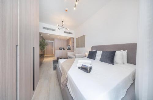 Jumeirah Village Triangle Apartment | Free housekeeping visits during your stay - StayShort - Stylish Studio in JVT Sleeps 3 with Patio
