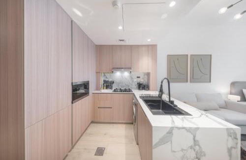 Jumeirah Village Triangle Apartment | Free housekeeping visits during your stay - StayShort - Stylish Studio in JVT Sleeps 3 with Patio