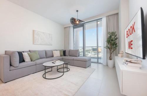 Al Safa Apartment | Free housekeeping visits during your stay - StayShort - Luxury 3BR Canal Front Apartment in a Prime Setting