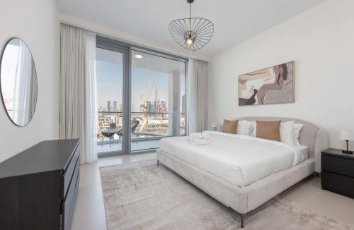 Al Safa Apartment | Free housekeeping visits during your stay - StayShort - Luxury 3BR Canal Front Apartment in a Prime Setting