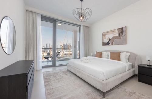 Al Safa Apartment | Free housekeeping visits during your stay - StayShort - Luxury 3BR Canal Front Apartment in a Prime Setting