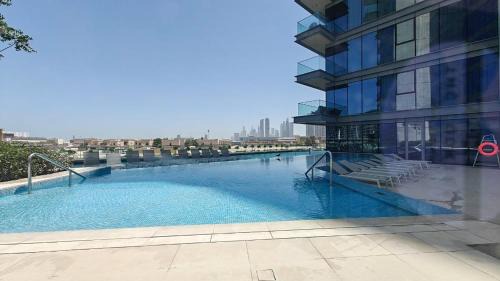 Al Safa Apartment | Free housekeeping visits during your stay - StayShort - Waterfront Living with a Spacious Layout Sleeps 5