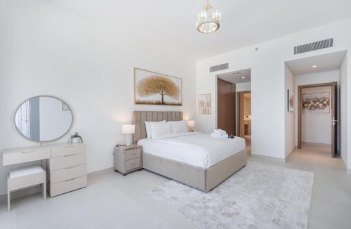 Al Safa Apartment | Free housekeeping visits during your stay - StayShort - Waterfront Living with a Spacious Layout Sleeps 5