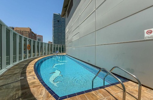 Barsha Heights Apartment | Free housekeeping visits during your stay - StayShort - Stylish Barsha Heights Retreat with Swimming Pool for 2