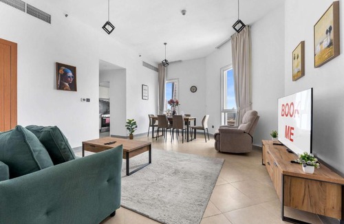 Barsha Heights Apartment | Free housekeeping visits during your stay - StayShort - Stylish Barsha Heights Retreat with Swimming Pool for 2